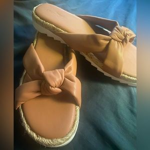 Universal Thread Slippers 8 1/2